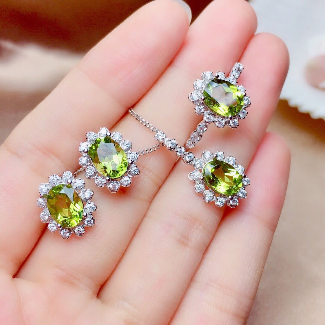 BoldlyBeautiful - Olivine Set with Transparent and Pure Crystals